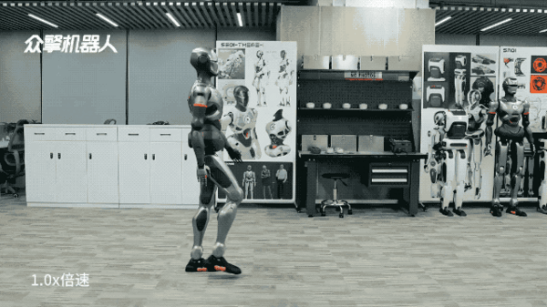 超自然步态大步流星十几米：深圳人形机器人街边溜达爆火海外！(图3)