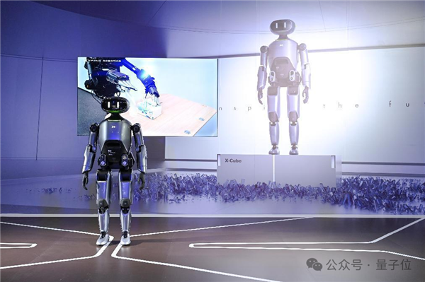 超自然步态大步流星十几米：深圳人形机器人街边溜达爆火海外！(图17)