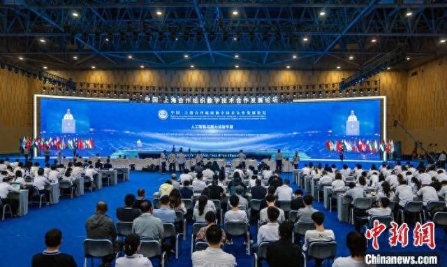 中外专家探讨AI前景:机遇与挑战并存(图1)